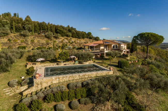 Villa for sale in Passignano sul Trasimeno