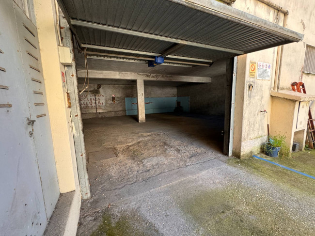 Garage/Box/Posto auto in affitto a Pomezia (RM)