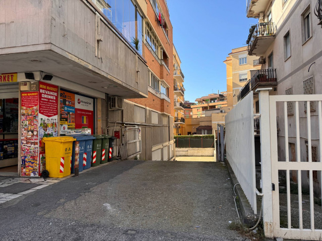 Garage/Box/Posto auto in affitto a Pomezia (RM)