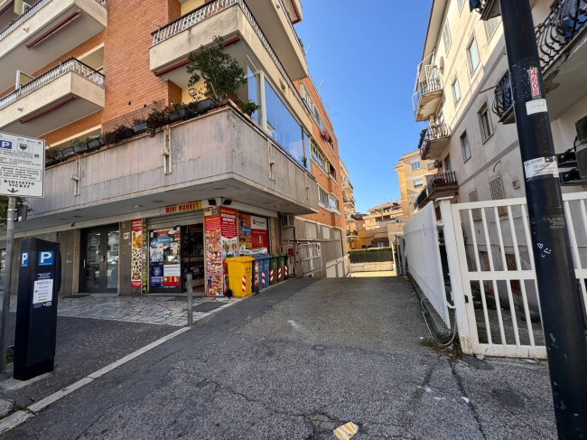 Garage/Box/Posto auto in affitto a Pomezia (RM)