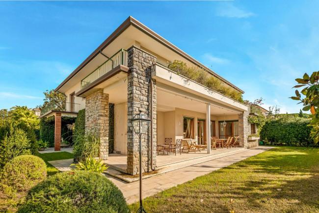 Villa for Sale in Forte dei Marmi