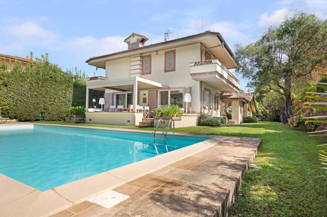 Villa in Vendita a Forte dei Marmi