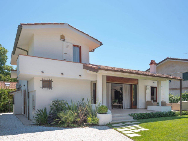 Villa in Vendita a Pietrasanta