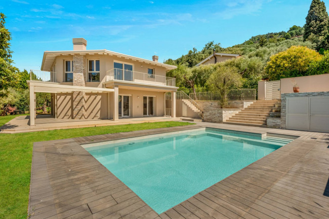 Villa for Sale in Seravezza