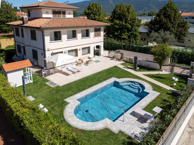 Villa in Affitto a Forte dei Marmi