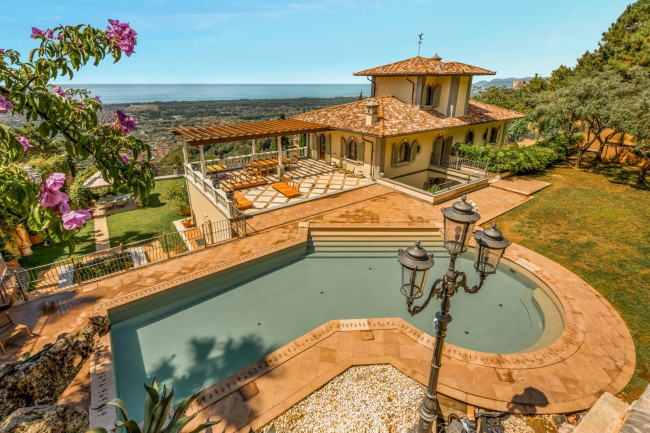 Villa in Affitto a Montignoso