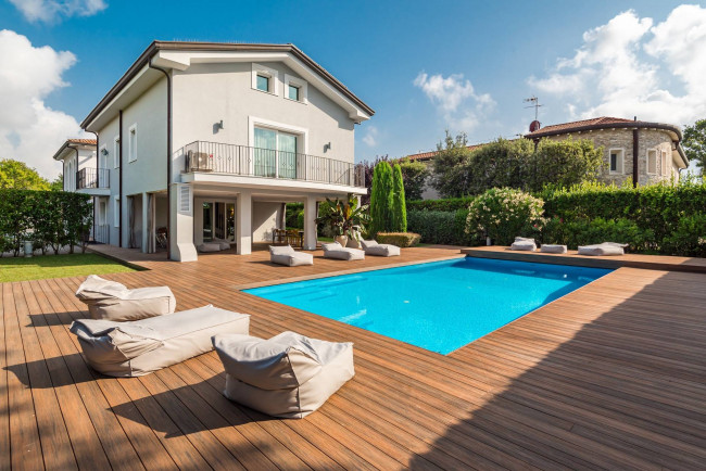 Villa in Vendita a Forte dei Marmi