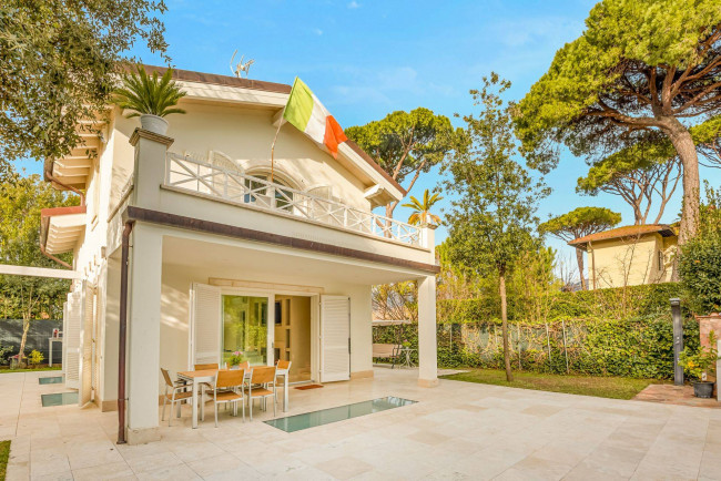 Villa in Vendita a Forte dei Marmi