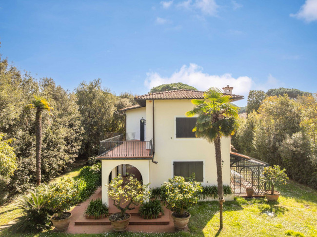 Villa for Sale in Forte dei Marmi