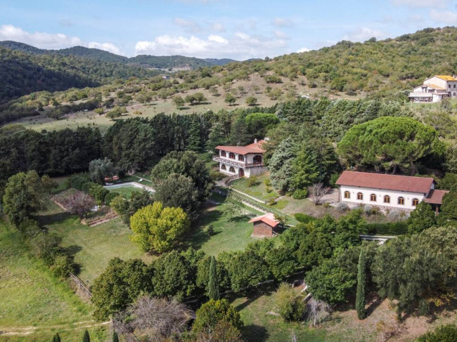 Villa for Sale in Allumiere