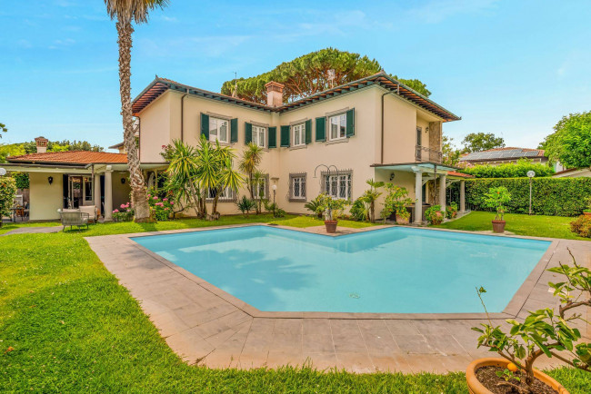 Villa in Vendita a Forte dei Marmi