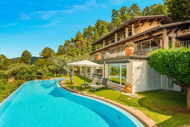 Villa for Sale in Pietrasanta
