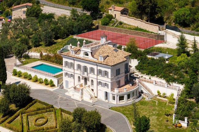 Villa storica in Vendita a Fara in Sabina