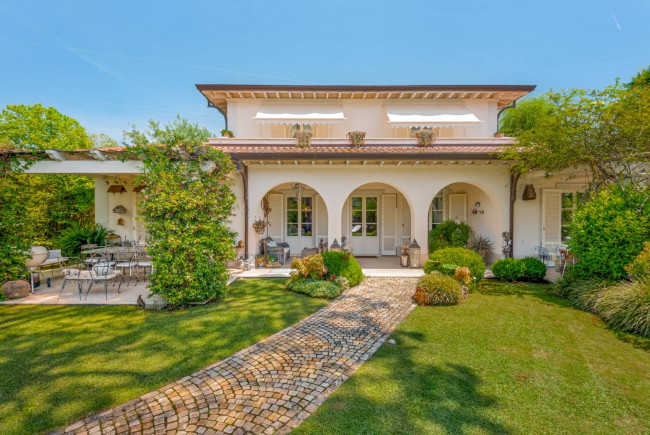 Villa in Vendita a Forte dei Marmi