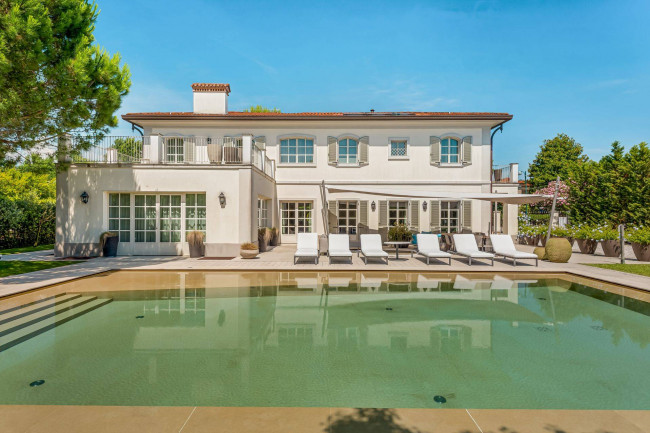 Villa in Vendita a Forte dei Marmi