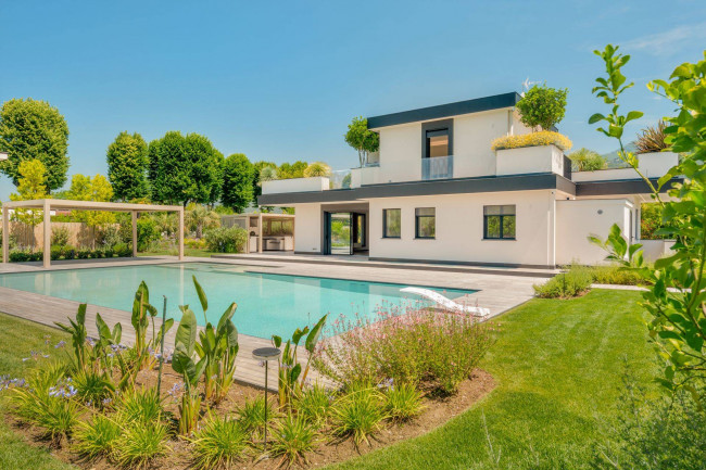 Villa in Vendita a Pietrasanta