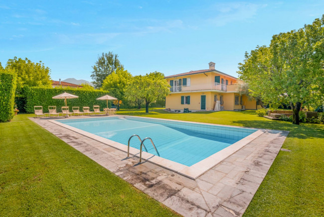 Villa in Vendita a Forte dei Marmi