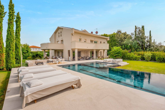 Villa for Sale in Forte dei Marmi