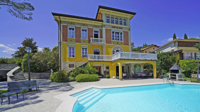 Villa for Sale in Roè Volciano