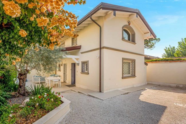 Villa bifamiliare in Vendita a Forte dei Marmi