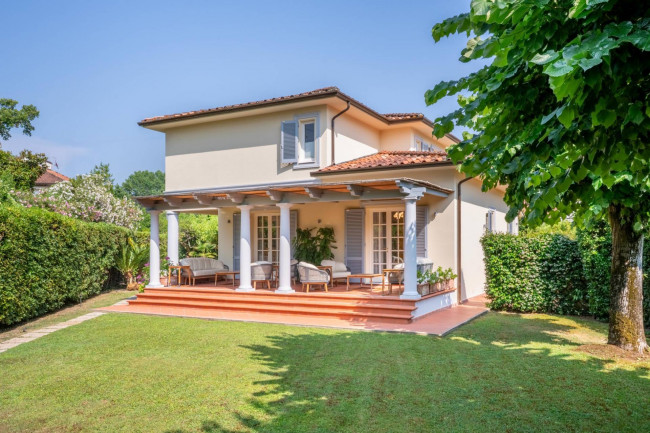 Villa for Sale in Forte dei Marmi