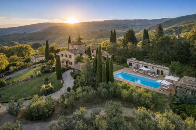 Villa for Sale in Todi
