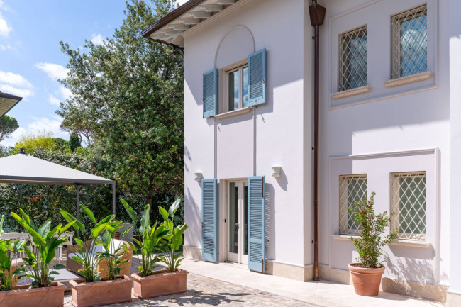 Villa in Vendita a Forte dei Marmi