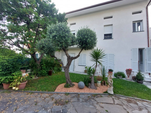 Casa indipendente in affitto a Pietrasanta (LU)